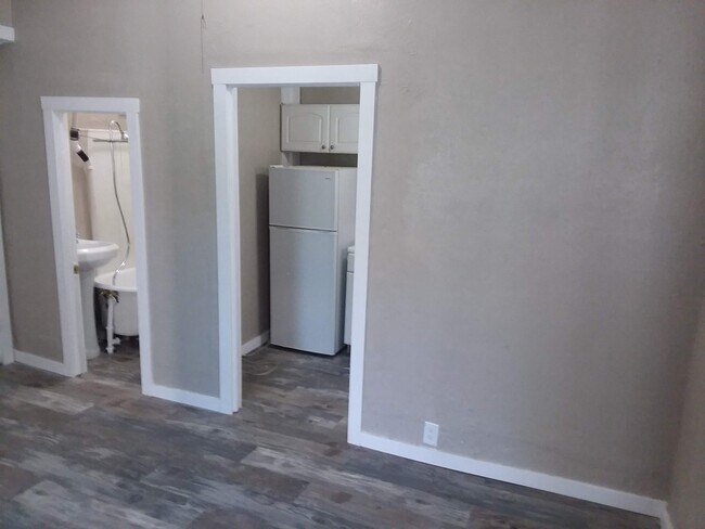 Building Photo - Cap Hil Adorable 1 Bedroom Available Now!
