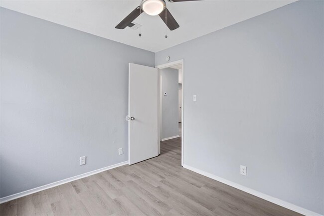 Building Photo - 302 Hedgewood Dr