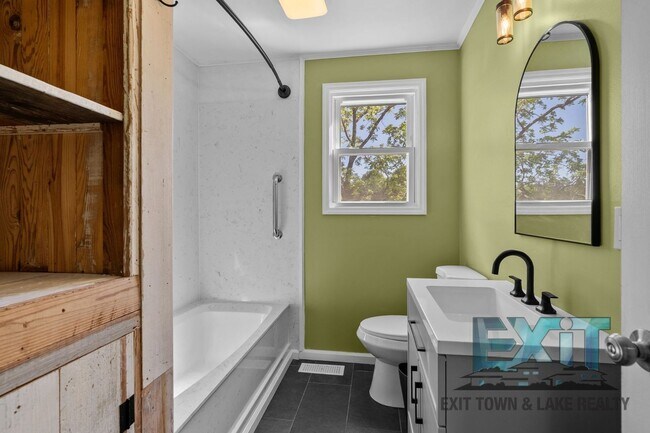 Building Photo - Country Feel, Modern Updates – 3BR Home on Quiet Road Just Outside of South Hill