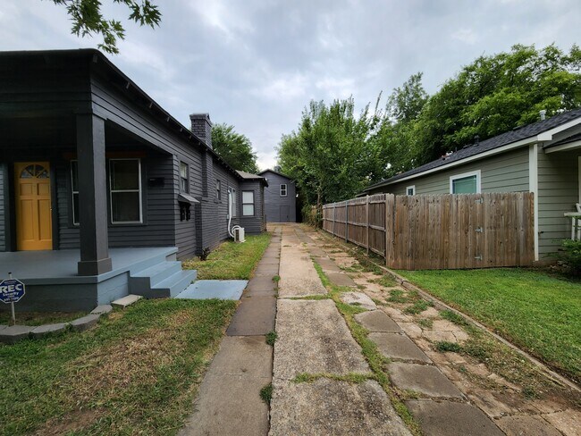 Building Photo - 1946 1/2 NW 15th St