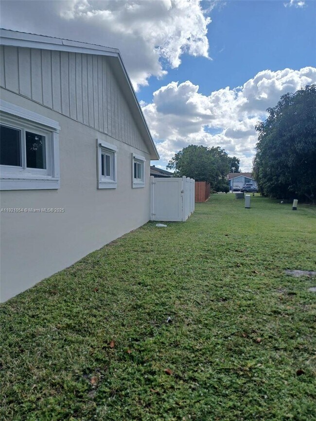 Building Photo - 5550 Lakewood Cir S