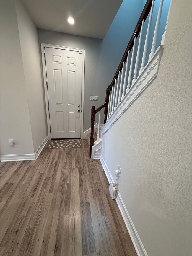 Building Photo - Beautiful Townhome in Lutz