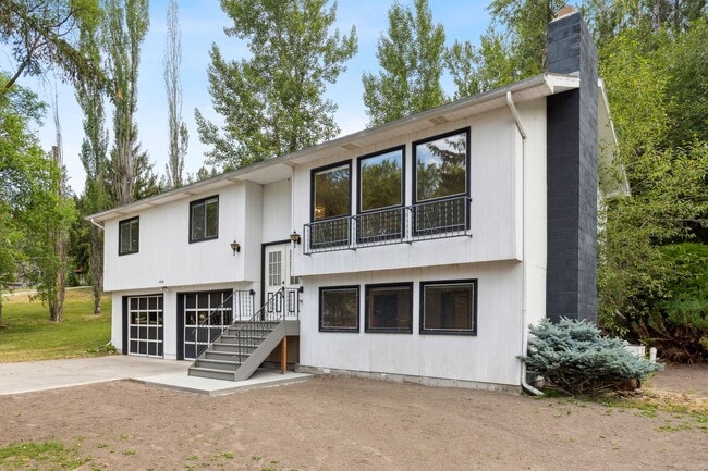 Building Photo - 3 Bed, 2.5 Bath House in the Rattlesnake