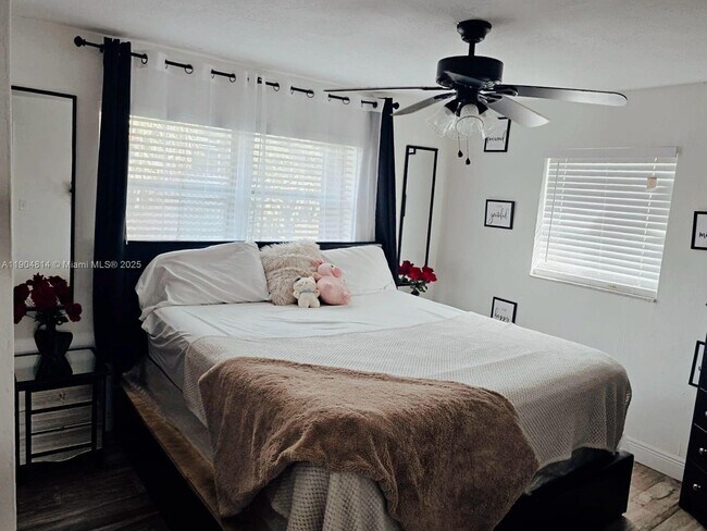 Building Photo - 3628 SW 14th St