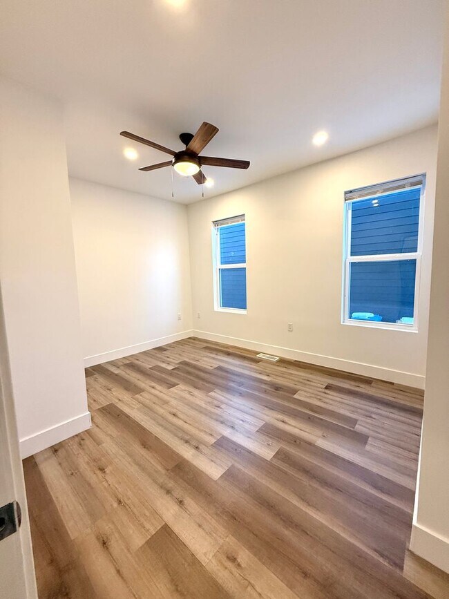 Building Photo - Large Fully Renovated 3Br-2 Full bath apartment!