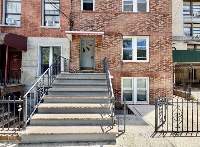 Building Photo - 419 Garden St