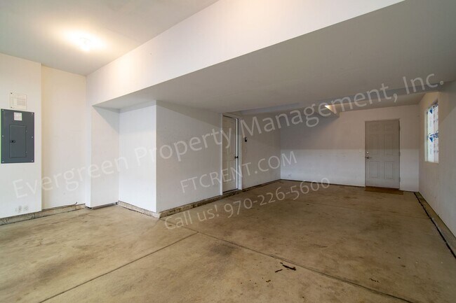 Building Photo - 3 bed, 3 bath Corner Lot in the Maple Hill...