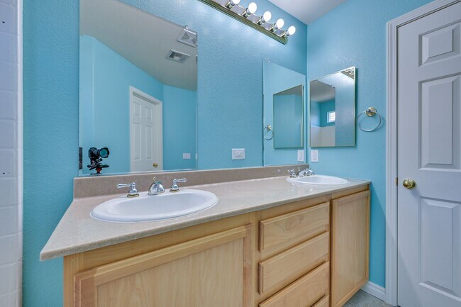 Building Photo - NW 3 bedroom!! Community Pool!! Playground...