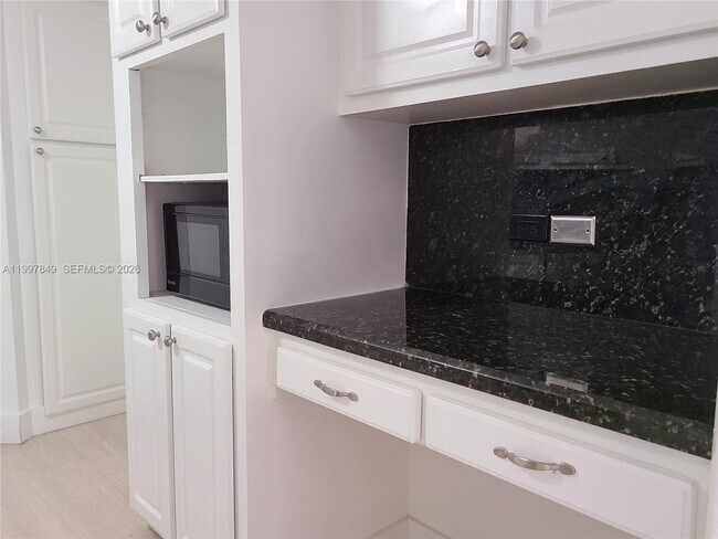 Building Photo - 999 Brickell Bay Dr