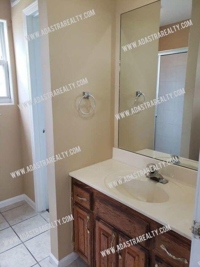Building Photo - Spacious and Modern Duplex in North Olathe-Available NOW!!