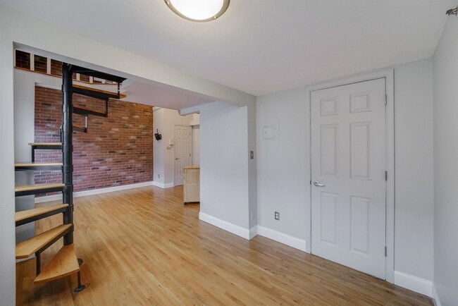 Building Photo - 519 Monroe St