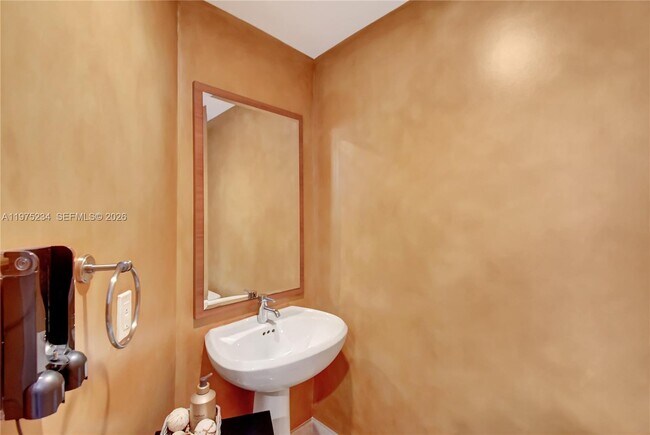 Building Photo - 17001 Collins Ave