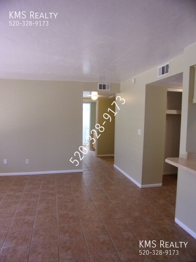 Building Photo - 702 S Pantano Rd