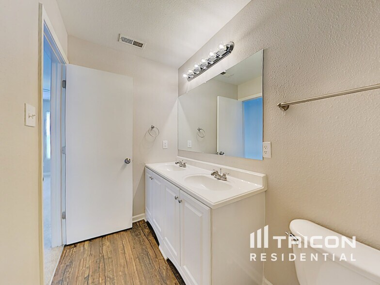 Building Photo - 908 Littleton Dr