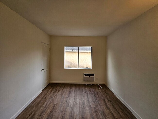 Building Photo - 931 N Screenland Dr