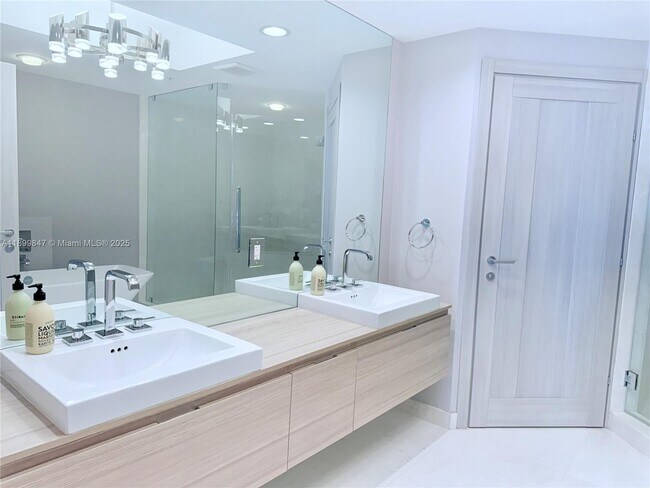 Building Photo - 17111 Biscayne Blvd