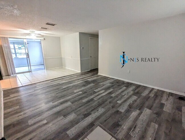 Building Photo - REDUCED!! NEW FLOORS, NEW PAINT INSIDE & OUT.. 2/1/1 with a bonus room! just minutes from downtow...