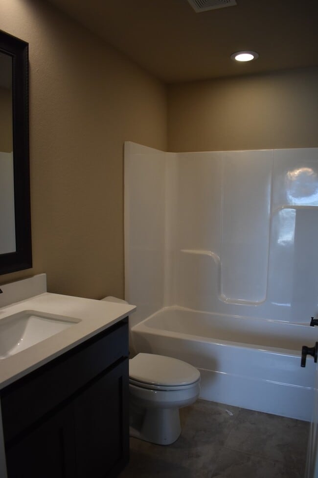 Building Photo - Upscale 4 Bedroom 3.5 Bathroom In The Heart of Fayetteville!!