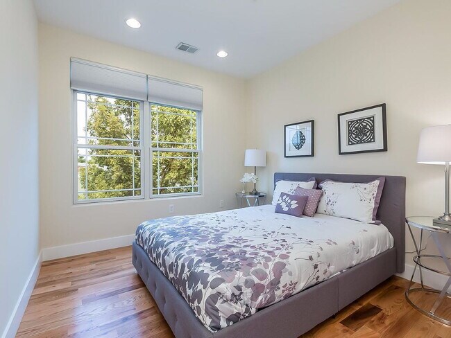 Building Photo - "Spacious Urban Living: Luxurious 4-Bed, 4-Bath Duplex in the Heart of Washington, DC!"