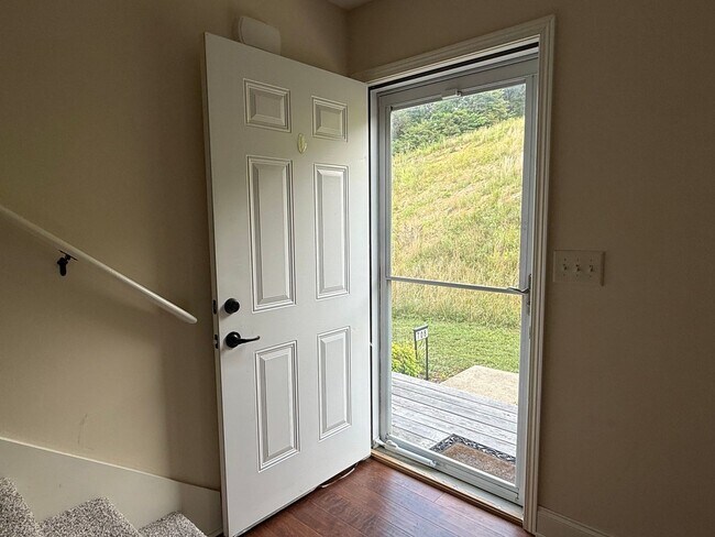 Building Photo - Tri level 2 bed, 2.5 bath Condo! Lakeridge School District.