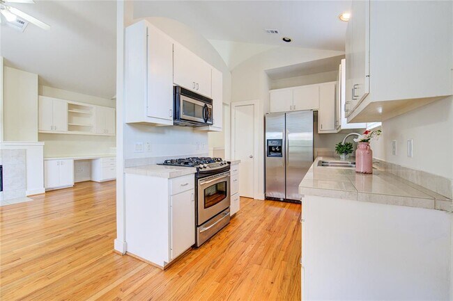 Building Photo - 8656 Meadowcroft Dr