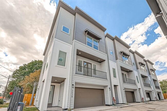 Building Photo - 3038 Live Oak St