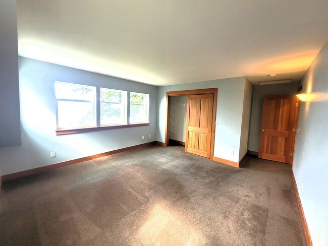 Building Photo - Beautiful South Hill Home with Bay Views 3...