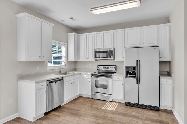 Building Photo - Stunning 4-Bed Home with Modern Kitchen, Bonus Space & Pool Access in Long Creek Plantation