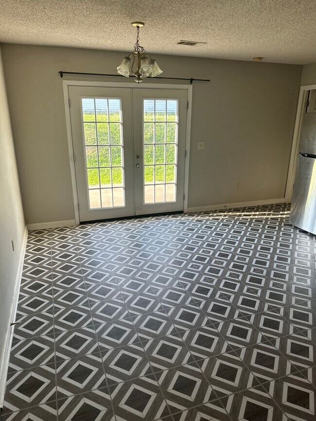 Building Photo - Move-in Ready!  3-Bed, 2-Bath Home in Bent...