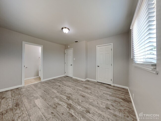Building Photo - 6574 Golf View Dr