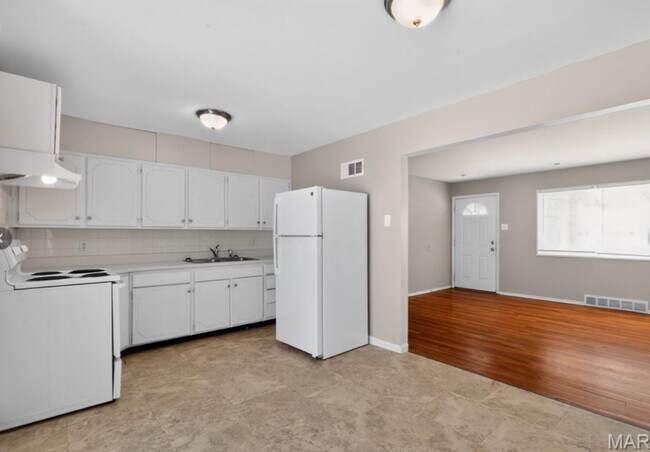Building Photo - 296 Meadowcrest Dr