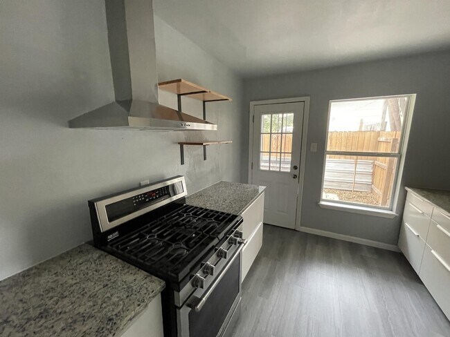 Building Photo - 258 Cresham Dr