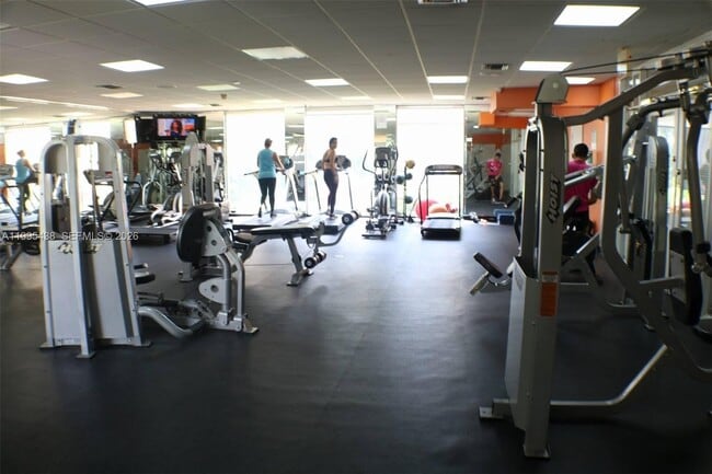 Building Photo - 9351 Fontainebleau Blvd