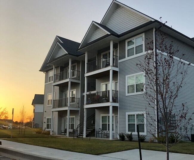 Building Photo - Studio living in style - North of the River in KCMO