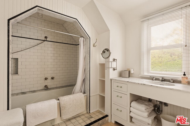 Building Photo - 501 Palisades Beach Rd