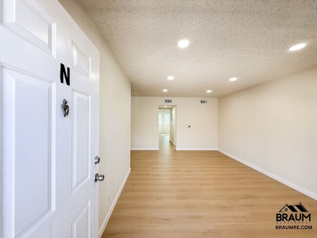Building Photo - 221 W Elm Ave