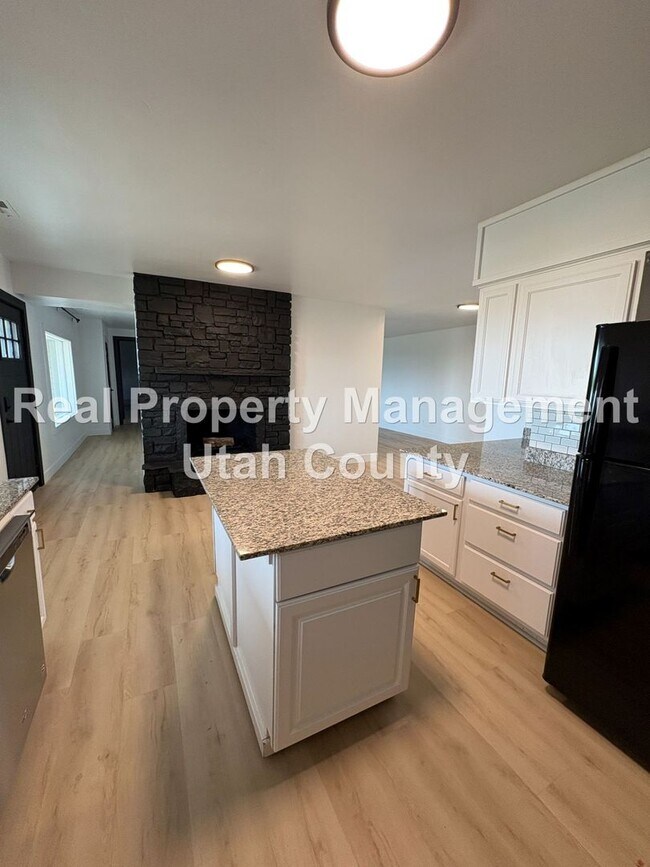Building Photo - Lower Price! Large Cedar Hills home