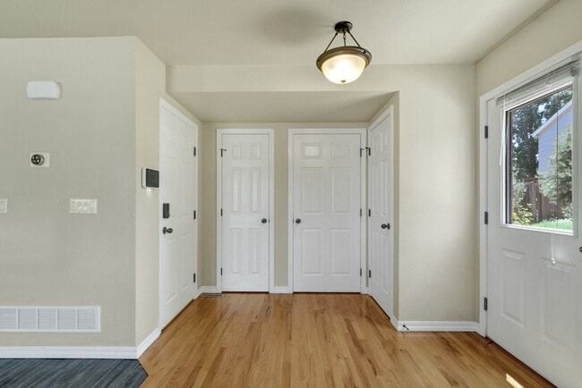Building Photo - Updated end-unit townhouse for rent!
