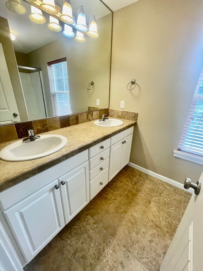 Building Photo - Well Appointed, Open Floor Plan 3-bedroom, 2.5-bathroom home in Beaverton