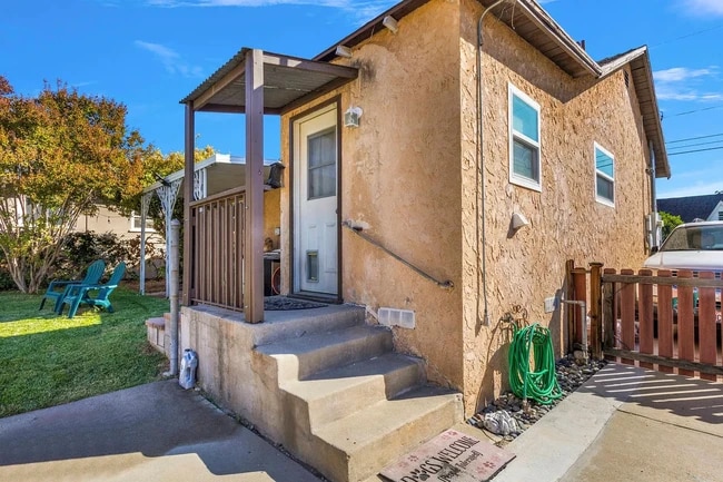 Building Photo - 227 Valle Vista Ave