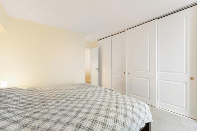 Building Photo - 1850 N Clark St