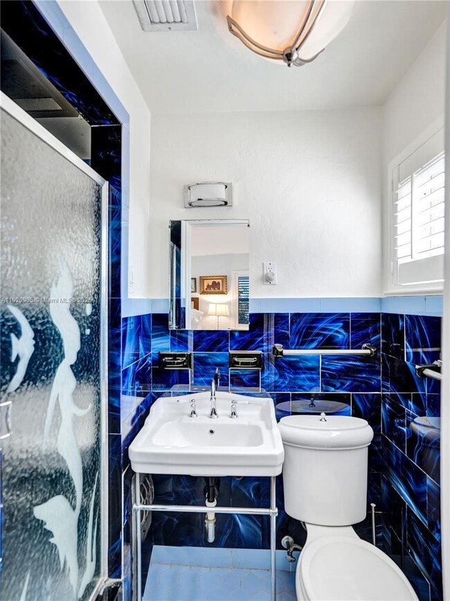 Building Photo - 940 Hollywood Blvd