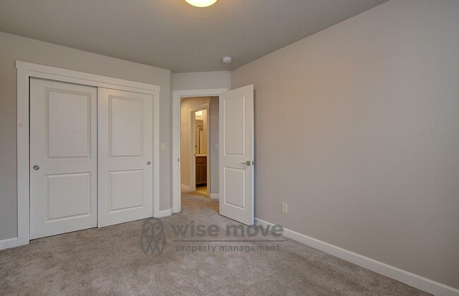 Building Photo - Fisher's Landing 3 Bedroom Upscale Townhouse