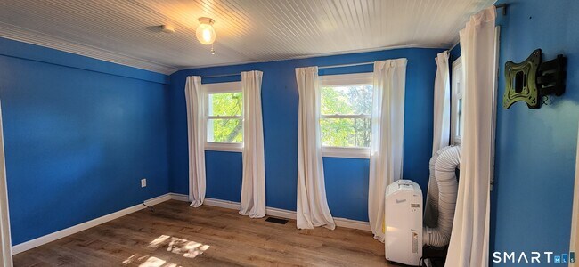 Building Photo - 1555 Byam Rd