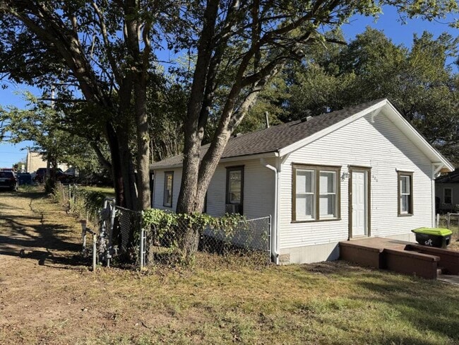 Building Photo - 800 S Cherry Ave