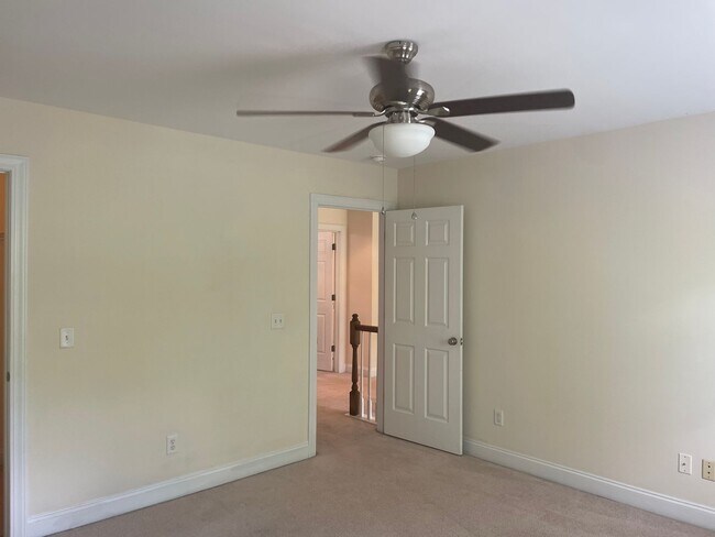 Building Photo - Outstanding Five Bedroom Three Full Bathro...