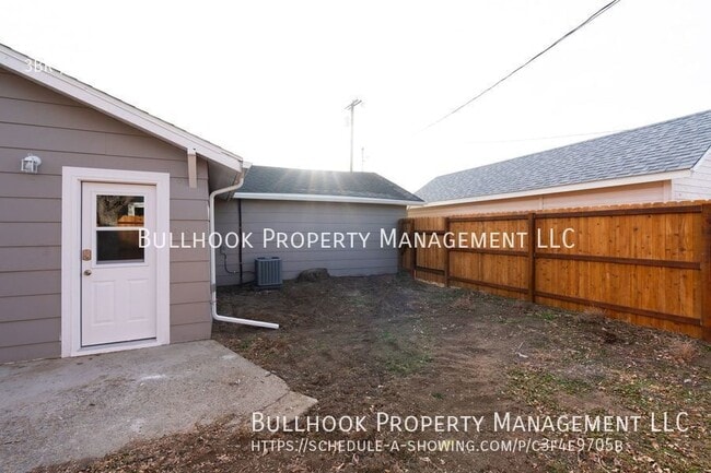 Building Photo - 610 1/2 12th St-