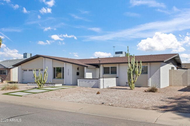 Building Photo - 2166 E Greenway Dr