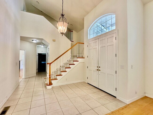Building Photo - Los Gatos Schools! Central Location, easy commute, beautiful executive home. Ready today!