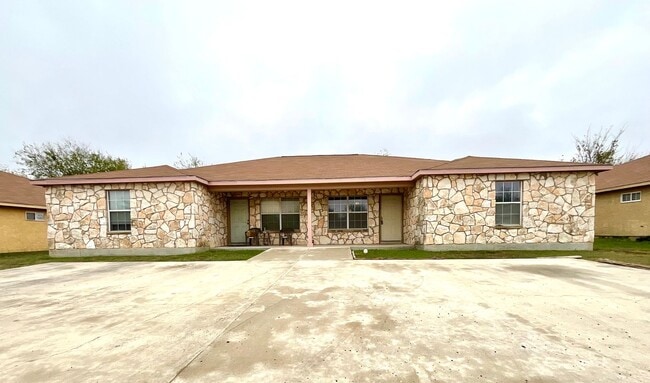 Building Photo - **APPLICATION RECEIVED** **MOVE IN SPECIAL** Charming 3-Bed, 2-Bath Home with Fenced Yard – Pet F...